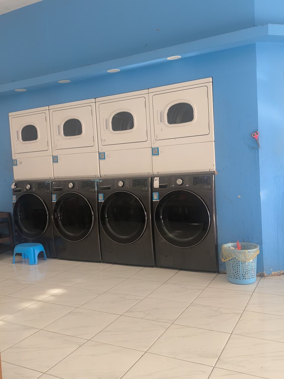 Deretan mesin cuci dan pengering