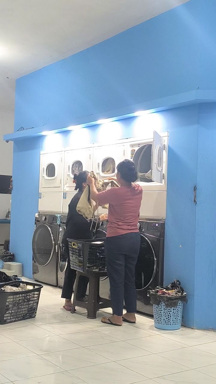 Pelanggan memakai mesin