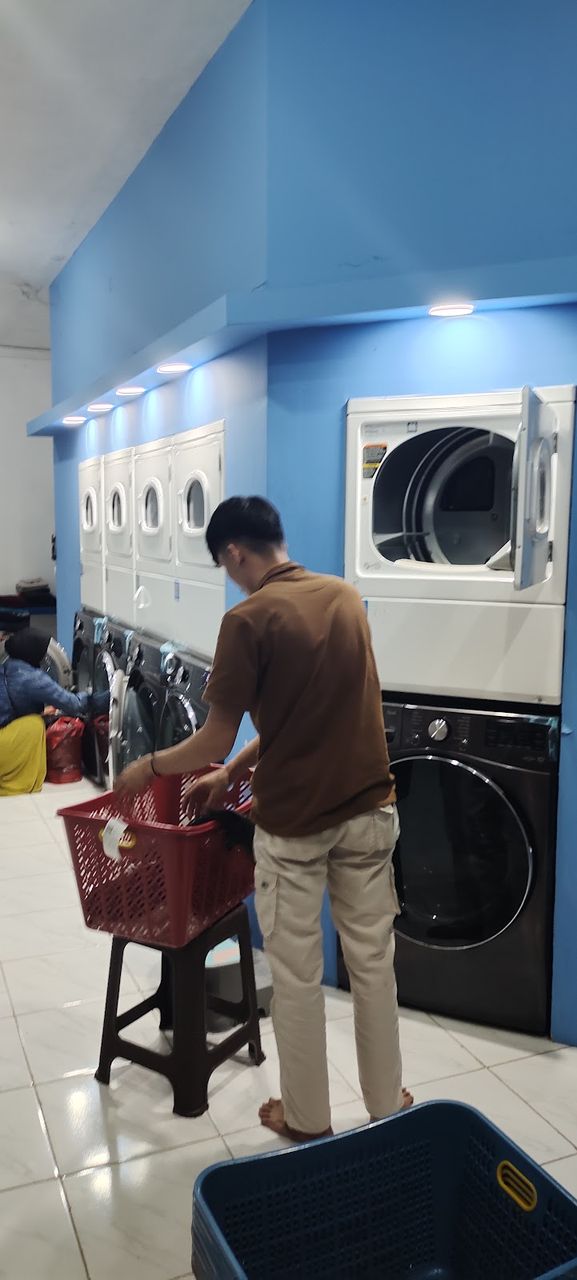 Memindahkan cucian dari mesin