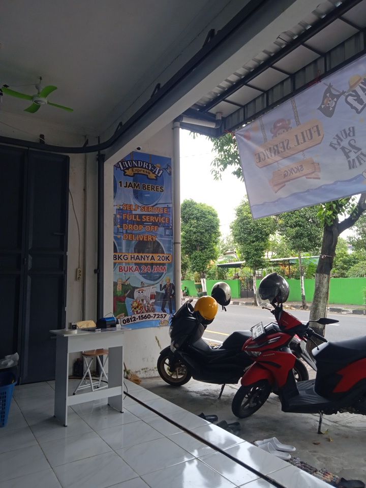 Depan toko dan parkir